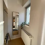 Urban Bliss Newly Renovated דירה *